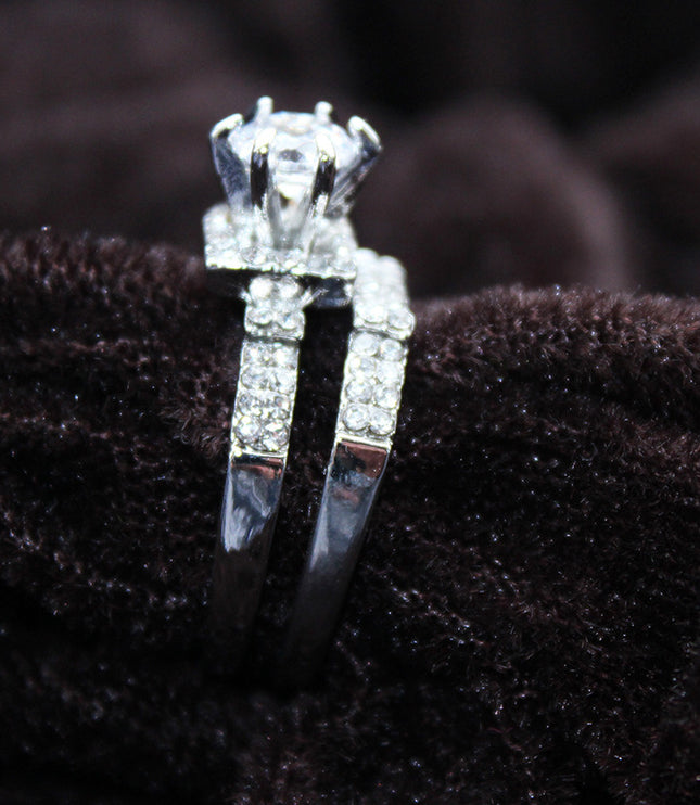 Women’s Zircon Inlaid Alloy Ring – Stylish and Durable Accessory